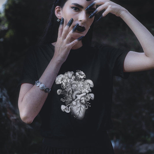 Anatomisches Herz mit Pilzen T-Shirt | Botanische Gothic-Illustration, Zauberpilze, Mykologie, Waldästhetik, Pilz-T-Shirt, Pilz-T-Shirt