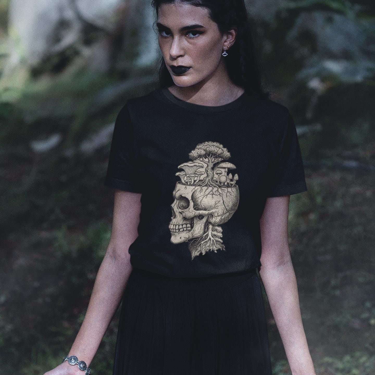 Totenkopf-Pilz-T-Shirt | Gothic-T-Shirt mit botanischem Grafikprint | Dunkles Natur-Shirt | Hexen-Totenkopf-Top | Unisex-Baumwoll-T-Shirt | Zauberpilze | Mykologie