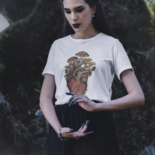 Anatomisches Herz-T-Shirt mit Pilzen | Botanische Pilzillustration, Zauberpilz-Shirt, Geschenk für Gärtner, Mykologie-Natur-Shirt